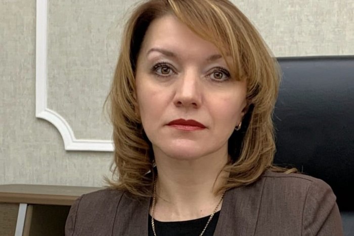 Мэр Североуральска уволилась после критики Паслера  Мэр Североуральска Светлана Миронова написала заявление на увольнение после того, как её раскритиковал врио губернатора Свердловской области Денис Паслер. Разнос глава региона устроил в своём телеграме.  Так, в одном из районов Североуральска в течение месяца не было воды. Там вышла из строя насосная станция.  — Месяц жители получали от администрации сообщения, что «завтра» все проблемы устранят. Муниципалитет при этом не предпринимал никаких попыток решить вопрос и помощи у области не просил, — заявил Денис Паслер.  По его поручению насосную станцию в городе запустили, пишет E1.RU. Рабочие заменили фильтры, отремонтировали оборудование.  — Североуральцы сообщают, что вода появилась в домах. Но кадровые выводы уже сделаны, — подытожил Паслер.