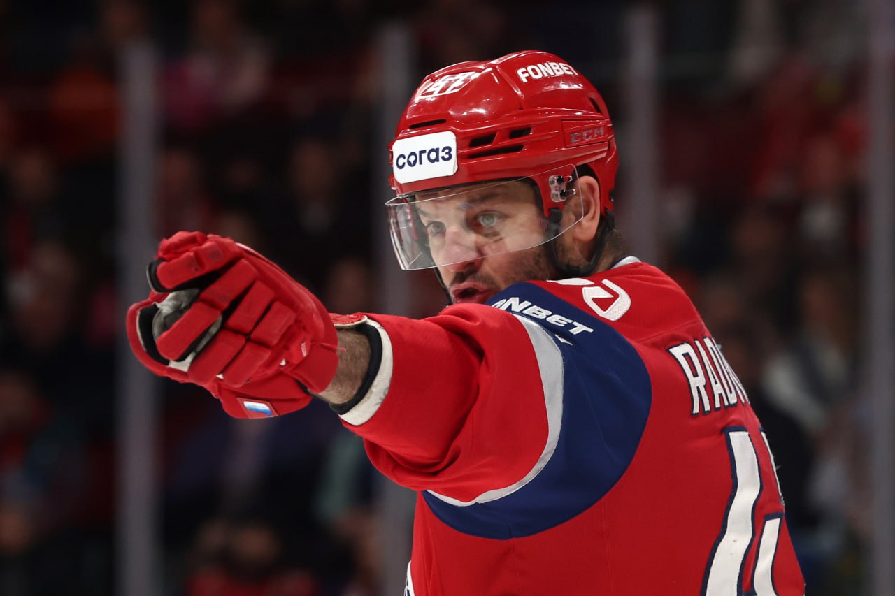 Александр Радулов третьим в истории КХЛ набрал 800 очков Сегодня нападающий Локомотива отдал две результативные передачи в домашнем матче с минским Динамо Теперь на его счету 290 шайб и 510 передач в 769 встречах Первое место в списке лучших бомбардиров КХЛ занимает Вадим Шипачёв 1016 второй Сергей Мозякин 928 news matchtv КХЛ Неелов Ярослав