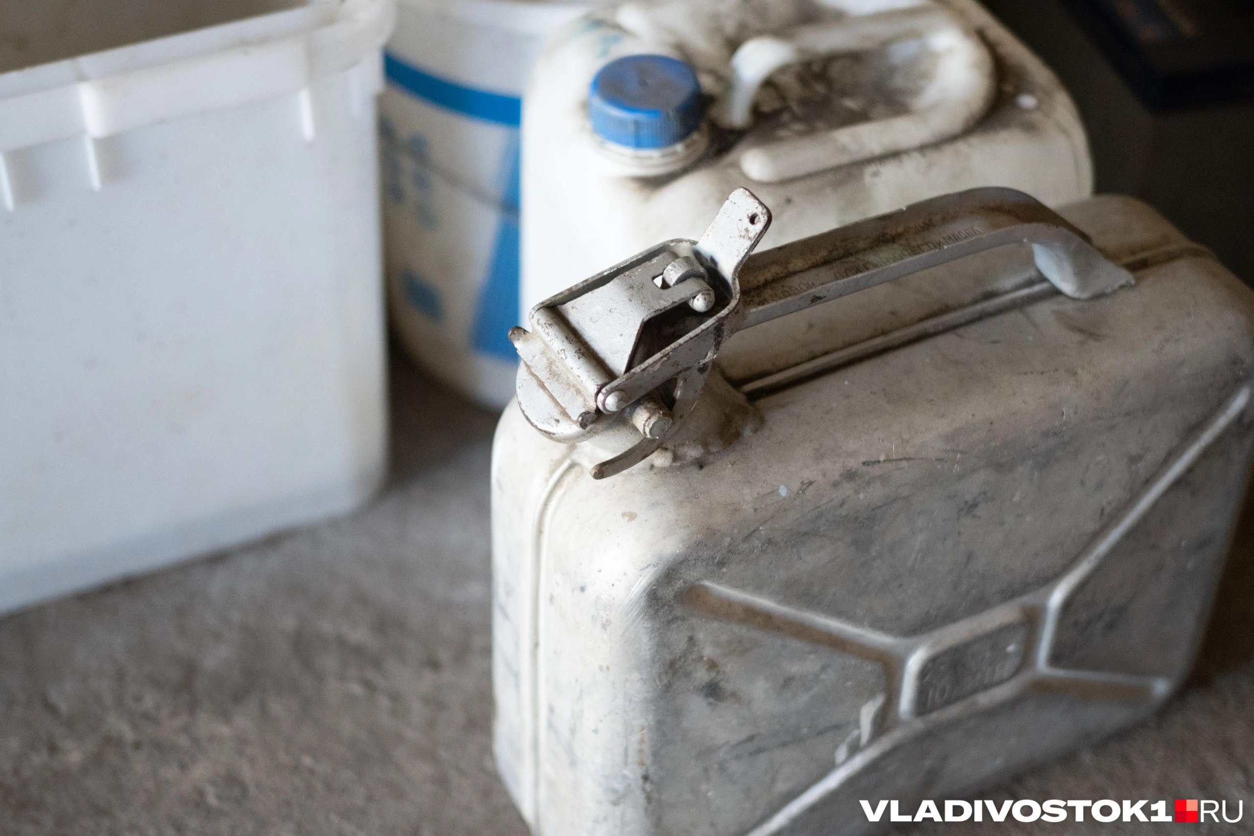 Жителя Михайловского района Приморья приговорили к 6 5 годам лишения свободы в исправительной колонии строгого режима за хулиганство с применением оружия часть 2 статьи 213 УК РФ Он пытался сжечь клуб с людьми внутри сообщили в Объединенной пресс службе судебной системы Приморского края Выяснилось что будучи пьяным мужчина пришел в сельский клуб в котором на тот момент проходила дискотека для несовершеннолетних Он подошел к ведущей и потребовал включить иностранную музыку но получил отказ и нанес ей два удара по плечу и голове Приморца вывели из помещения но он затаил обиду и принес к зданию канистру с горючей жидкостью после чего начал разливать ее по крыльцу клуба и входной двери Ведущая заметила это и попыталась помешать мужчине а также начала выводить людей из помещения но он ее проигнорировал достал зажигалку и поджег жидкость К серьезным последствиям это не привело так как крыльцо и входная дверь были металлическими и огонь быстро потушили Мужчина сбежал после преступления но его быстро задержали и выяснили что это ранее неоднократно судимый местный житель Ближайшие годы он проведет за решеткой Подписаться