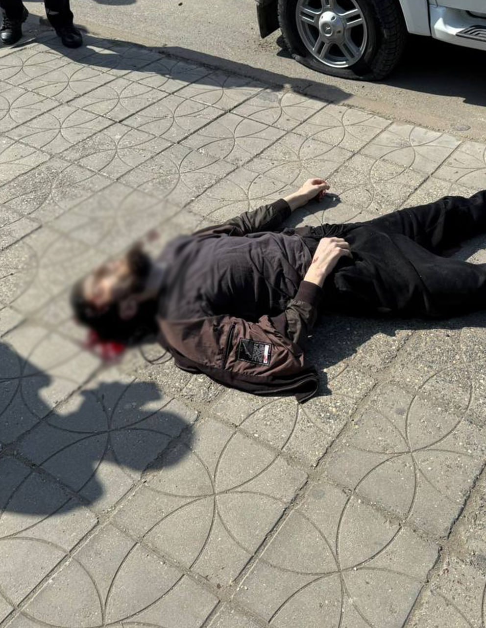 Один из боевиков ликвидирован в перестрелке, еще двое пытаются покинуть город Сейчас они пытаются вырваться из Махачкалы на служебной машине, которую они отняли у полицейских. План "Перехват" объявлен по всей Республике Дагестан. UPD: на данный момент ликвидированы двое боевиков. Подписывайся на "Голос страны"