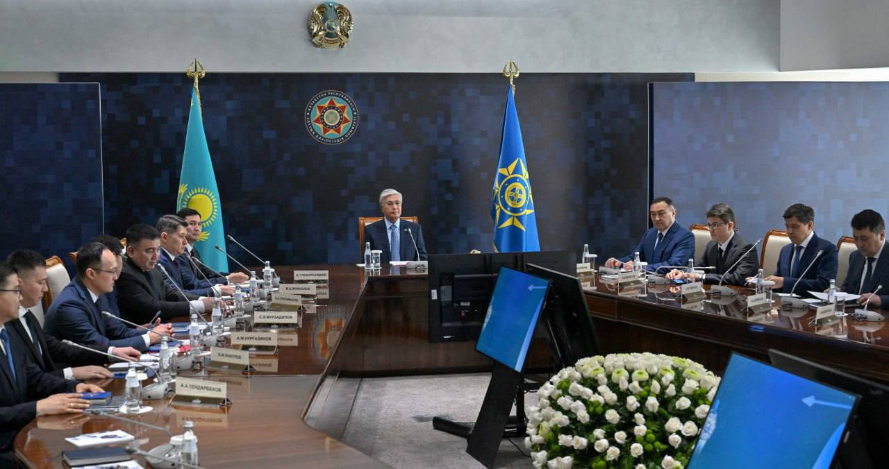 Президент посетил КНБ и провёл совещание с руководящим составом. Ему показали разработки в сфере кибербезопасности, правительственной и служебной связи, а также применения ИИ. Токаев подчеркнул важность защиты информации и устойчивой работы критической инфраструктуры. По итогам он дал ряд поручений.