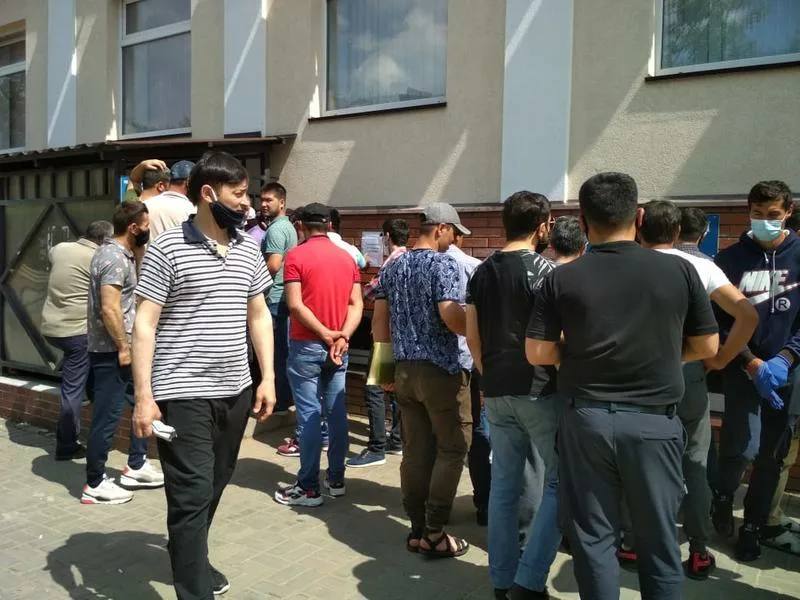 В Татарстане могут продлить запрет на трудоустройство мигрантов сразу в 10 сферах Минтруд республики подготовил проект указа раиса в котором речь идёт о следующих видах деятельности работа в такси перевозка опасных грузов предоставление финансовых услуг страхование перестрахование и деятельность НПФ вспомогательные услуги в сфере финансов и страхования юридическая и бухгалтерская деятельность ветеринарные услуги охранная деятельность включая частные службы организация и проведение азартных игр пари и лотерей ремонт компьютеров и предметов личного пользования Подписаться КазанДА