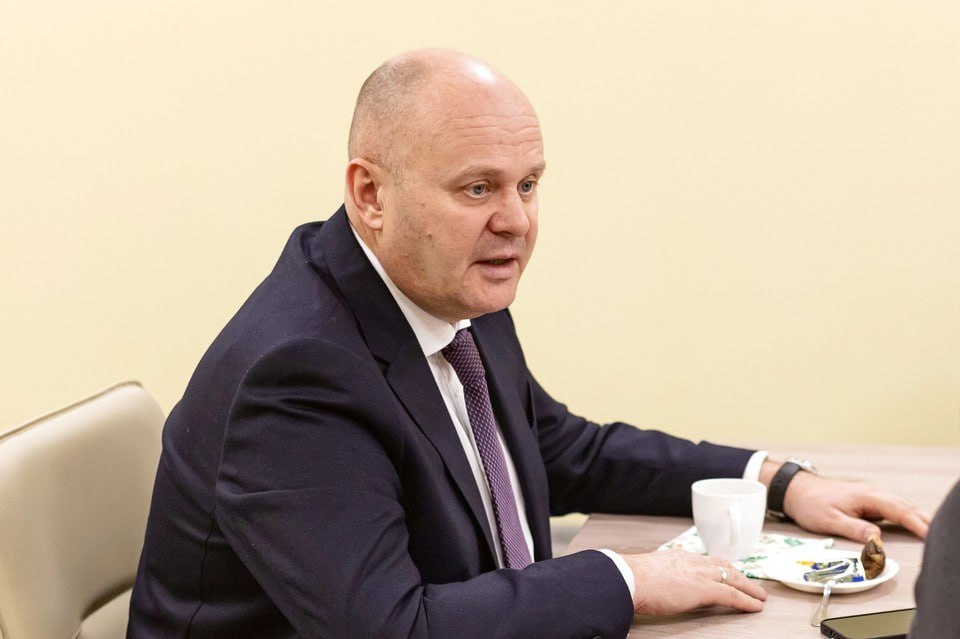  Басманный районный суд Москвы продлил арест мэру Красноярску Владиславу Логинову по делу о крупной взятке Как сообщили в информационном агентстве РИА Новости, точный срок продления ареста не уточняется. В июле главу города арестовали до четвертого августа. Напомним, что в начале июня Логинову предъявили обвинение в получении взятки на сумму более 180 миллионов рублей. По версии Следственного комитета, в 2018–2024 годах за незаконное вознаграждение он помогал коммерческой организации победить в конкурсах на ремонт дорог в краевом центре.