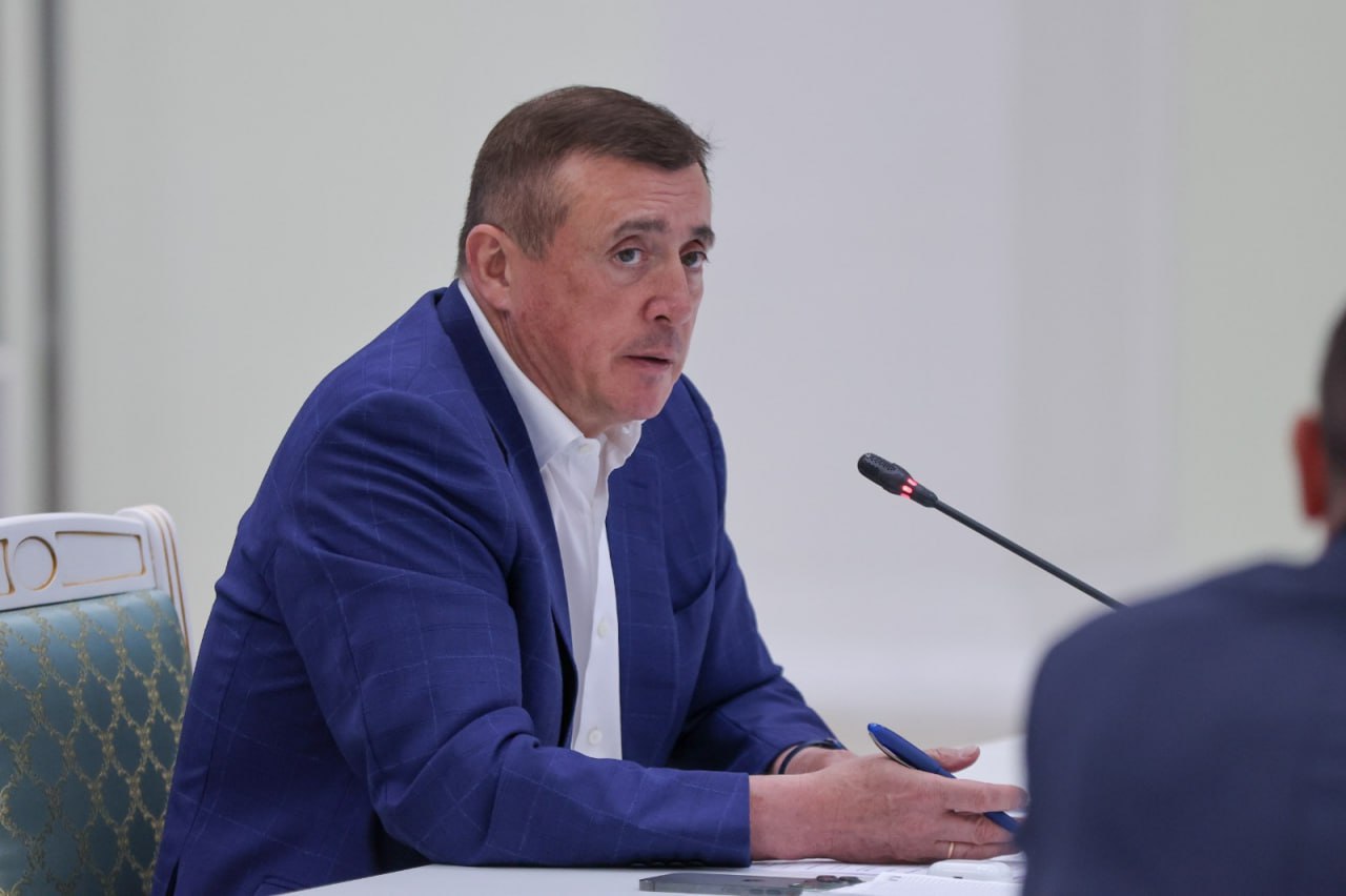 «Если я зайду и увижу неотремонтированный двор — это будет ошибка» Валерий Лимаренко четко дал понять: текущий ремонт дворов на Сахалине должен быть закрыт на 100%. Если зимой где-то не заметили ямы — весной план расширяют. В этом году в порядок приведут уже не 307, а 328 дворов. Большую часть — 233 территории — уже отремонтировали, до середины июля планируют закончить все. Ямочный ремонт быстрее капитального: заделали выбоины, обновили тротуары, поставили бордюры — и двор задышал. Параллельно идет и капремонт — в 17 округах меняют асфальт, сети, озеленяют и обустраивают детские площадки. Губернатор предупредил всех подрядчиков и чиновников: без халтуры. #Местное Прислать новость