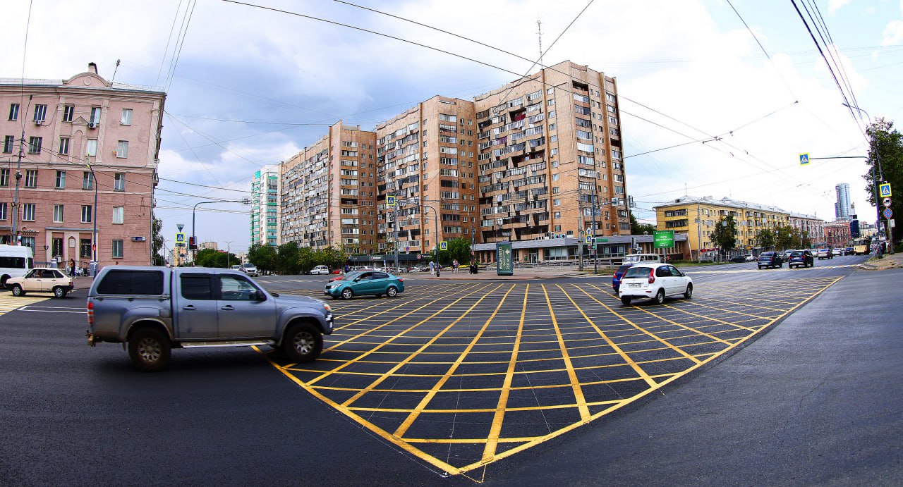 На крупных перекрестках Челябинска нанесут «вафельную» разметку В числе главных точек, где она появится — пересечение Доватора с Блюхера и с Воровского, а также перекресток Худякова и Энтузиастов. «Вафельница» служит, чтобы ускорить движение и избавиться от заторов. На ней запрещено останавливаться дольше, чем на пять секунд. А если после перекрестка — пробка, на желтую сеточку вообще нельзя выезжать. — Камеры видеонаблюдения будут следить за соблюдением правил. За остановку на «вафельной» разметке предусмотрен штраф в размере 1000 рублей, — предупредили в министерстве. Голосовать за канал