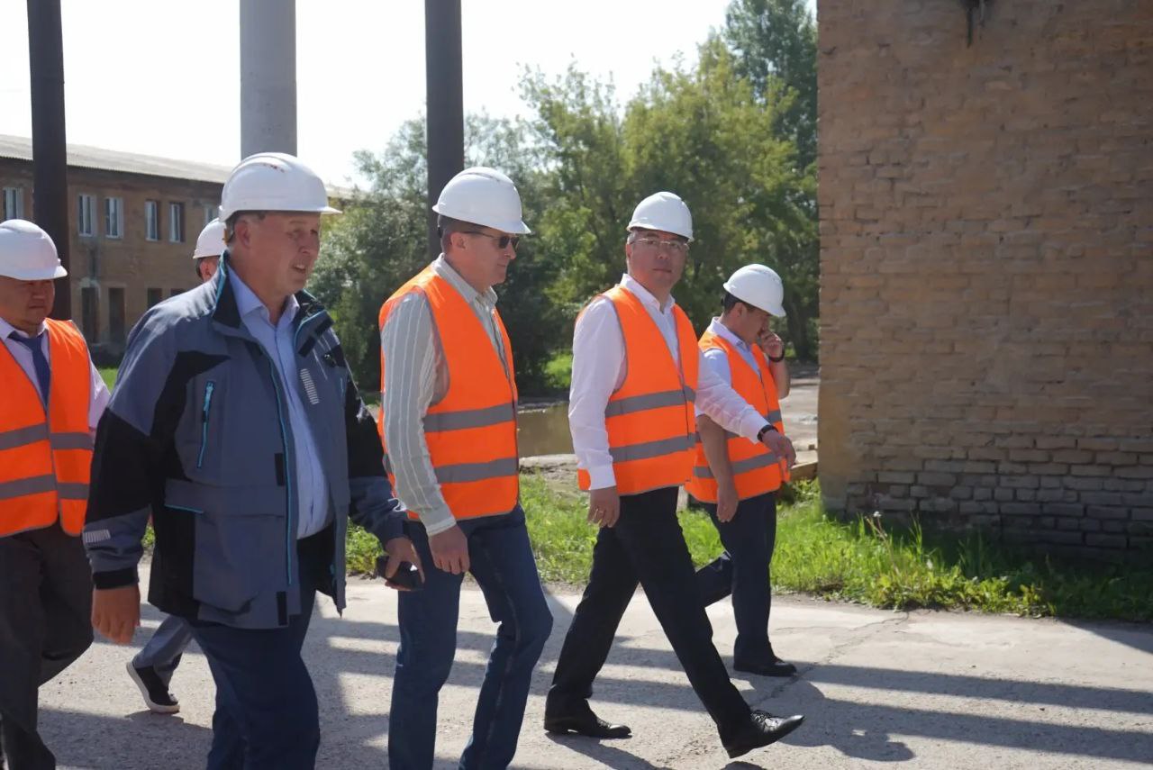 В Бурятию с рабочим визитом приехала делегация Республики Беларусь во главе с председателем Госкомитета по науке и технологиям Сергеем Шлычковым Их встретил глава Бурятии Алексей Цыденов Визит начался с посещения Селенгинского ЦКК Обсудили развитие сотрудничества с Республикой Беларусь делегация работала на производственных площадках и в учреждениях здравоохранения встретилась с предпринимателями Еще запланированы переговоры и подписание соглашений Также гости познакомятся с проектами Особой экономической зоны Байкальская Гавань