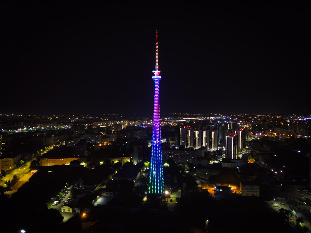 Праздничная открытка будет сиять на телебашне ко Дню города 13 сентября Челябинск отмечает день своего рождения В этом году городу исполняется 289 лет День города праздник который объединяет всех горожан тех кто родился в этом городе и тех кто связал с ним свою судьбу поздравляет жителей директор филиала РТРС Челябинский ОРТПЦ Фукалов Герман Евгеньевич Мы любим наш город и хотим видеть его процветающим и красивым Пусть трудолюбие и энергия людей способствуют постоянному развитию Челябинска Челябинский областной радиотелевизионный передающий центр поздравляет всех жителей с днем города и включает праздничную подсветку для жителей и гостей города 13 сентября с 20 00 до 21 00 и с 22 00 до 23 00 часов
