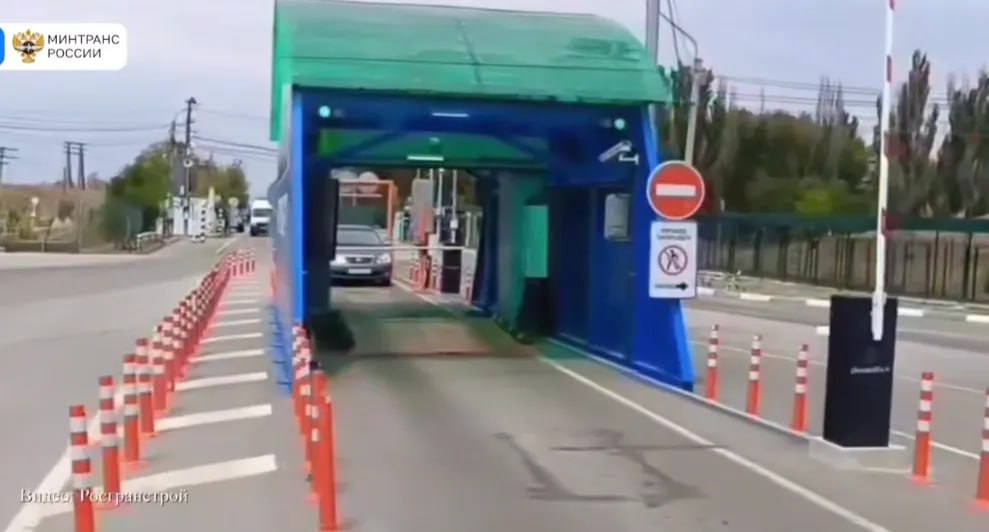 100 тысяч автомобилей прошли через сканер на границе Крыма с Херсонской областью Как сообщает Минтранс РФ, с апреля в пунктах пропуска Джанкой и Армянск работают потоковые инспекционно-досмотровые комплексы. Водителю для досмотра больше не нужно покидать машину, сканирование проводится непрерывно и безопасно для человека. В результате время проверки легковых автомобилей сократилось в пять раз. Вести Севастополь