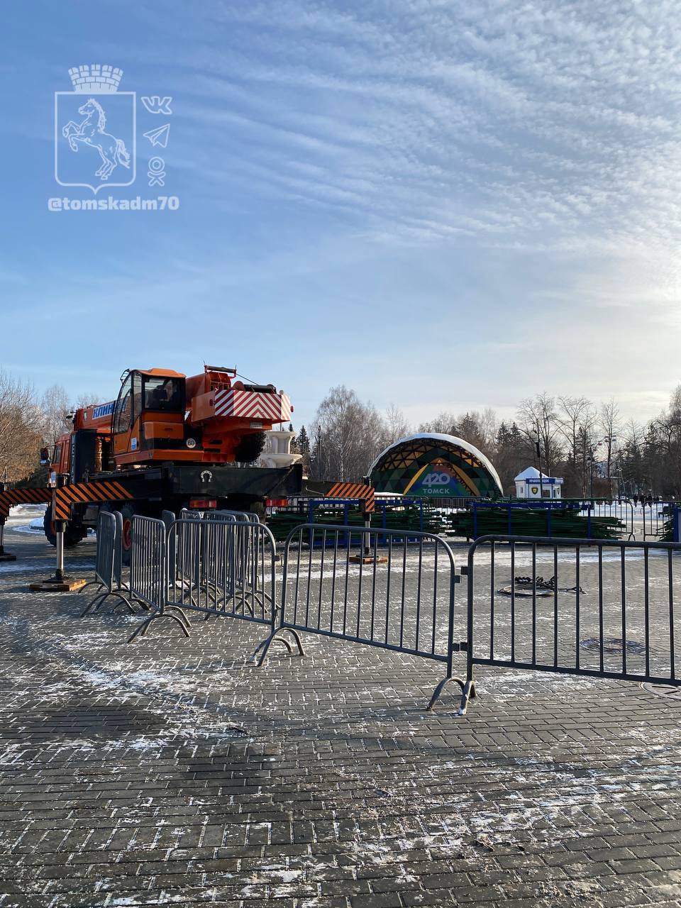 Монтаж главной городской елки начался на Новособорной площади  На площади Новособорной сегодня начали собирать центральную елку города. Само искусственное дерево – это подарок для томичей от компании «Газпром трансгаз Томск».  24-метровую ель начали собирать сегодня утром. Диаметр праздничного дерева - 10 метров. Вокруг елки установят резной ледяной цоколь.  Торжественное зажжение елки намечено на середину декабря.  #Новый_год_2025