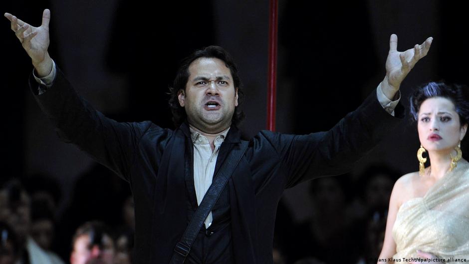 В Италию вновь пригласили классического музыканта из России Его выступление снова требуют отменить В январе 2026 года российский бас Ильдар Абдразаков должен спеть партию Дон Жуана в одноименной опере Моцарта на сцене театра Вероны До вторжения РФ в Украину Абдразаков активно сотрудничал с западными театрами затем его выступления там прекратились В 2024 году певец стал доверенным лицом Владимира Путина и худруком театра в аннексированном Севастополе а также вошел в совет по культуре при президенте РФ В конце октября против приезда Абдразакова в Верону выступила итальянская ассоциация Liberi Oltre le Illusioni К требованию бойкота присоединилась вице председательница Европарламента итальянка Пина Пичерно Летом 2025 года она активно выступала против приезда в Италию Валерия Гергиева в итоге его концерт отменили 4 ноября кампанию против выступлений Абдразакова в Италии запустил и ФБК У него нет такого имени как у Гергиева поэтому он гораздо больше выслуживается работает на оккупированных территориях восхваляет Путина сказал об Абдразакове Леонид Волков в комментарии для DW Нам кажется это серьезный повод для разговора должна ли Верона принимать деятеля культуры из оккупированного Севастополя dwglavnoe