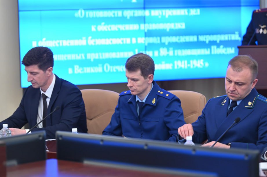 МАЙСКИЕ ПРАЗДНИКИ ДМИТРИЙ ДЕМЕШИН ПОРУЧИЛ ОБЕСПЕЧИТЬ БЕЗОПАСНОСТЬ ЛЮДЕЙ С 1 по 9 мая в Хабаровском крае состоится около 200 мероприятий, в которых примут участие более 100 тыс. человек. С 28 апреля личный состав органов внутренних дел переводится на усиленный вариант несения службы. В охране общественного порядка 1 мая будет задействовано 300 человек, резерв – 120 сотрудников. 9 мая будет привлечено свыше 2700 сотрудников и резерв – 200 человек. Места проведения массовых мероприятий обследуют взрывотехники и кинологи. Для безопасности дорожного движения во время проведения парада и праздничного салюта в Хабаровске разработаны схемы движения транспорта, предусмотрены запасные маршруты движения, будут задействованы эвакуаторы и большегрузная техника. Во время парада будут дежурить пожарные расчеты и скорая помощь. Спасательные службы на время проведения праздничных мероприятий также перейдут в режим повышенной готовности. #аврорамедиа_хабаровскийкрай Telegram-экосистема АВРОРА МЕДИА МЕДИА НОВОСТИ РЕГИОН ЛАЙФ СПОРТ ГЕРЛЗ ХАЙТЕК ПЕРСОНЫ ИНСАЙД КРИМИНАЛ МОЛОДОСТЬ LIVE АВРОРА МЕДИА YOUTUBE RUTUBE