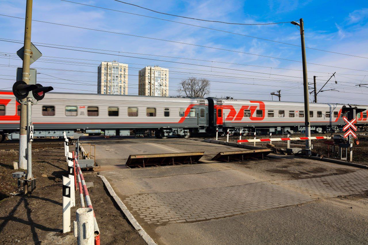 20 февраля перекроют движение через железнодорожный переезд по ул Нансена в Ростове на Дону вблизи пр Театрального сообщили в пресс службе СКЖД Причиной стали ремонтные работы Ограничения будут действовать в пятницу с 09 00 до 18 00 В ведомстве попросили обратить внимание на эту информацию при планировании поездок Фото пресс служба СКЖД Вести Дон Telegram MАX