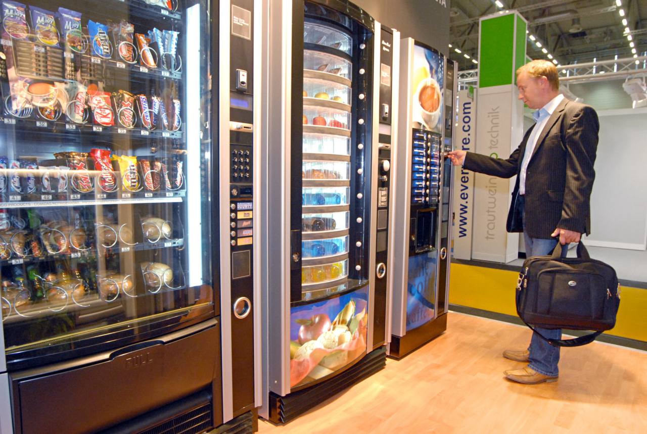 Оператор вендингов ГК Uvenco Бориса Белоцерковского начнет по франшизе развивать автоматы минимаркеты и кофе корнеры Self Coffee В следующем году партнеры рассчитывают открыть 10 точек Суммарно речь пойдет примерно о тысяче локаций Франчайзинг даст возможности для развития в условиях замедления роста вендингового рынка Сейчас на один торговый автомат в России в среднем приходится 500 потребителей в США и Европе 50 100 в Японии 20 Франшиза Uvenco предполагает покупку оборудования стоимостью от 50 тыс руб и средний срок возврата инвестиций в 3 12 месяцев