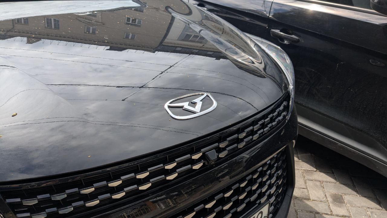 Kaiyi планирует свернуть производство на «Автоторе» - СМИ Модельная линейка оказалась недостаточно высокой по потребительским свойствам. Baic принял решение сохранить производство в Калининграде. Планируется свернуть производство и поставки автомобилей на российском рынке. Соответствующее решение принято концерном Chery, в который входит данный бренд. Концерн Baic же перейдет к углубленному процессу производства. Baic намерен произвести инвестиции в дистрибуцию и продвижению бренда на российском рынке. В частности планируется вывод на рынок гибридного кроссовера Baic X75. За I квартал 2025 года марки Kaiyi и Baic потеряли 20 и 15 автосалонов в РФ соответственно. Весной дистрибьюторы Kaiyi и Baic вводили скидки до 200−600 тыс. руб. на свои модели. Еще больше новостей — в Telegram-канале RUGRAD