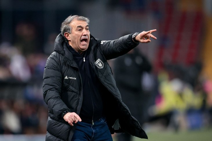 Рашида Рахимова отправили в отставку с поста главного тренера Рубина По информации издания на пост главного тренера рассматривается экс наставник ЦСКА Владимир Федотов Журналист Иван Карпов также отметил что среди возможных кандидатов могут быть бывший тренер сборной Сербии Драган Стойкович и испанский специалист Франк Артига На данный момент Рубин занимает седьмое место в Российской премьер лиге РПЛ набрав 23 очка в 18 матчах Команда ушла на зимний перерыв после двух поражений подряд В пяти последних матчах клуб одержал одну победу дважды сыграл вничью и дважды проиграл Подписаться Сообщить новость Вести Татарстан в MAX