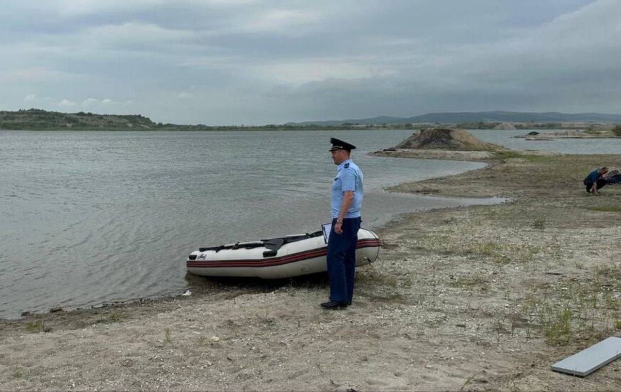 В Приморье с начала года зафиксировано 62 происшествия на воде, в которых погибли десять детей. В ответ на трагедии губернатор усилил меры безопасности: за неделю проведено 576 рейдов 543 — в запрещённых местах купания , организовано 49 мобильных спасательных постов, составлено 24 протокола родителям за оставленных без присмотра детей. Для обеспечения безопасности задействовано 445 человек из 53 административных комиссий. Подписаться Прислать новость