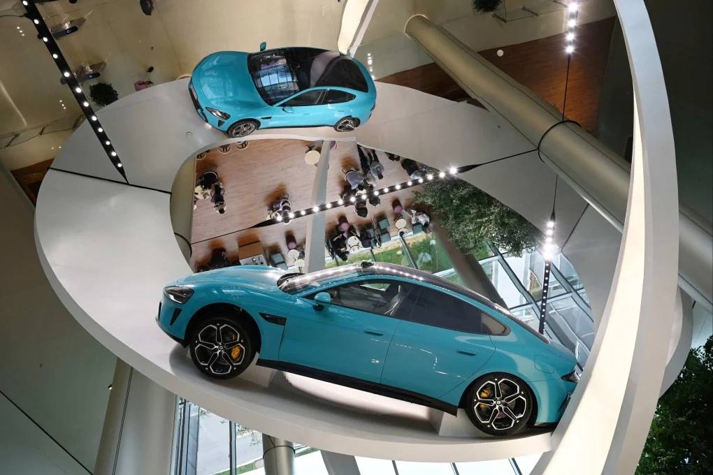 Xiaomi представила обновленную версию электрического седана SU7 Релиз обновленного SU7 состоится в апреле 2026 года У модели будет увеличен запас хода который составит до 902 км на одной зарядке Электромобиль также оснастят лидарными датчиками и системами автоматического вождения По предзаказу цена базовой комплектации составит 229 9 тыс юаней 33 тыс что на 14 тыс юаней 2 тыс выше предыдущей версии Релиз усилит конкуренцию с Tesla на внутреннем рынке КНР За счет повышения цены разница в стоимости с похожей моделью Tesla Model 3 сократится Теперь она составит всего 5 6 тыс юаней 800 против 19 6 тыс юаней 2 8 тыс ранее   Новости Китая ЭКД