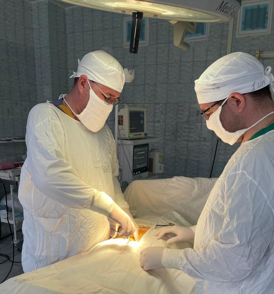 Пациента с кровоточащей язвой прямой кишки успешно прооперировали в больнице Стерлитамака 42-летний мужчина обратился к врачу с кишечным кровотечением. У него диагностировали язву прямой кишки. Медикаменты не помогли, поэтому пациенту провели эндоскопическое клипирование для остановки кровотечения. Но процеудура дала лишь временный эффект. В итоге мужчину отправили на операцию. Операция по резекции прямой кишки с кровоточащей язвой прошла успешно. Пациент идет на поправку, сообщил главврач ГКБ №1 Стерлитамака Ильшат Яппаров.