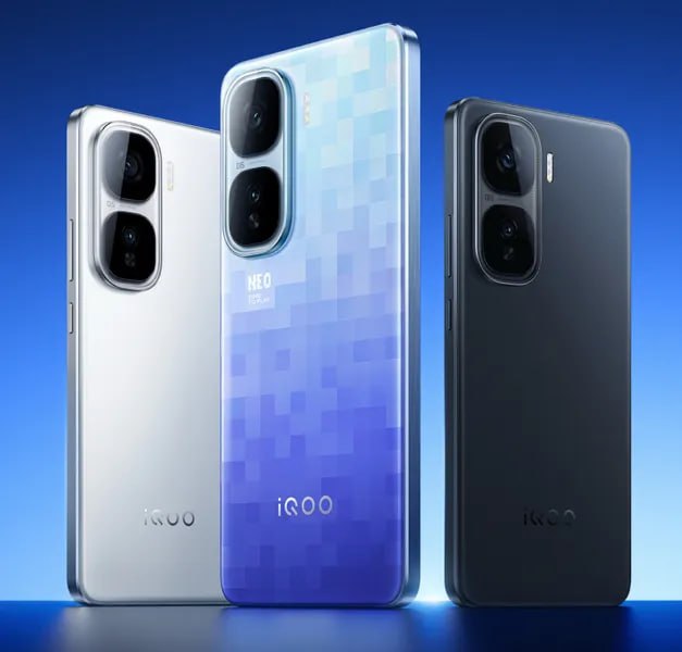 Бренд iQOO официально представил в Китае флагманский смартфон iQOO Neo10 Pro+. Новинка базируется на однокристальной системе Snapdragon 8 Elite, и для топовой модели стоимость совсем невелика: цена базовой версии с 12 ГБ ОЗУ и 256 ГБ флеш-памяти — всего 330 долларов 2380 юаней, с учетом национальной субсидии . Остальные цены выглядят так: 16/256 ГБ — 365 долларов, 12/512 ГБ — 390 долларов, 16/512 ГБ — 415 долларов, 16 ГБ/1 ТБ — 485 долларов. Таким образом, сейчас топовый iQOO Neo10 Pro+ дешевле самых простых версий смартфонов на Snapdragon 8 Elite на старте продаж. iQOO Neo10 Pro+ получил экран 2К с диагональю 6,82 дюйма совместной разработки BOE и iQOO. Пиковая яркость достигает 4500 кд/кв.м. Также предусмотрена большая система охлаждения площадь испарительной камеры — 7000 мм2 , снижающая нагрев SoC, согласно официальным данным, на 14,5°С.