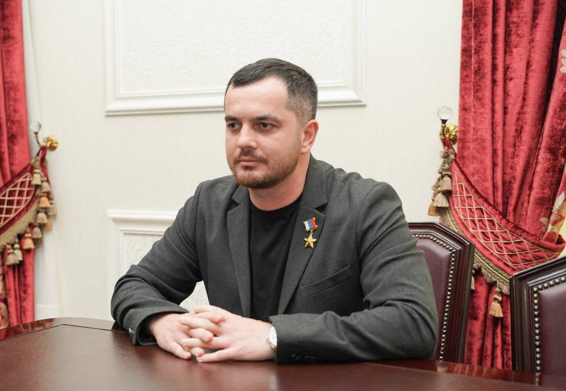 Герой России Юрий Абаев назначен министром труда и соцразвития Северной Осетии Соответствующий указ подписал глава республики Сергей Меняйло. Юрий Абаев родился в 1990 году во Владикавказе. В 2012 году окончил Московское высшее военное командное училище. В феврале 2024 года он был удостоен звания Героя России, также награжден орденом Мужества, медалью «За отвагу» и медалью Суворова. С мая 2024 года является участником президентской программы «Время героев». Подписывайтесь на «КрыльяTV»