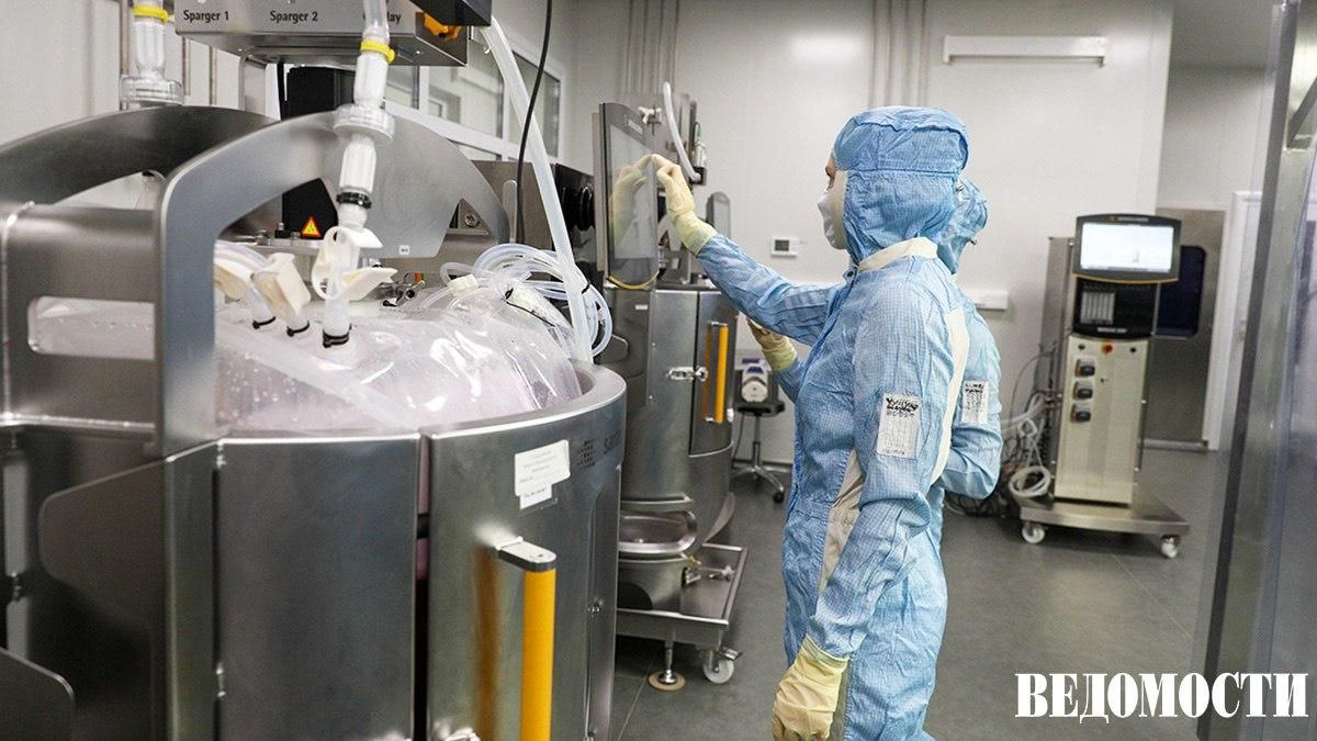 В России впервые начали выпускать вакцину против вируса папилломы человека ВПЧ Производство Цегардекс открыли в Кировской области Выпуск препарата организован по полному циклу на промышленных мощностях Нанолека Препарат показан для вакцинации взрослых в возрасте 18 45 лет и защищает от четырех онкогенных типов ВПЧ Согласно рекомендациям ВОЗ вакцинация от вируса папилломы человека в первую очередь показана девочкам 9 14 лет В 43 субъектах действуют региональные программы бесплатной вакцинации для детей 9 14 лет рассказала Ведомостям главный внештатный специалист гинеколог детского и юношеского возраста Минздрава РФ Елена Уварова Взрослые россияне сейчас не могут пройти вакцинацию по полису ОМС Расширить Национальный календарь профилактических прививок за счет прививки против ВПЧ планируют в 2026 году Подпишитесь на Ведомости