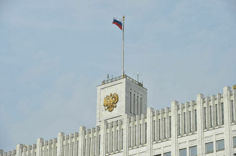 Новый законопроект о пенсиях для спасателей в России Правительственная комиссия утвердила законопроект который позволит россиянам служившим в спасательных службах других стран получать пенсии Это становится возможным при наличии соответствующих международных соглашений с этими странами Законопроект расширяет список служб чьи пенсии регулируются международными договорами добавляя органы по делам гражданской обороны и ЧС Он также предусматривает единообразие правил приостановки пенсий для служащих в органах МЧС Цель улучшить социальную защиту и устранить пробелы в законодательстве