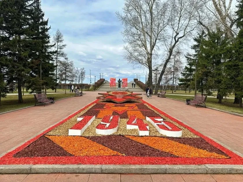 450 тысяч цветов высадят на клумбы Иркутска этим летом Общая площадь цветников составит около 11 тысяч кв метров Сотрудники Горзеленхоза разработали для них дизайны как делают каждый год Например центральный цветник в сквере имени Кирова украшает город с 2014 года За 11 лет рисунок ни разу не повторился В этот раз акцент сделали на геометрических фигурах с 3D элементами Кроме того в Иркутске будет около 2 тысяч подвесных и напольных цветочных вазонов Только на Нижней Набережной разместят около 100 штук почти в три раза больше чем в прошлые годы Мы в ВК Мы в MAX