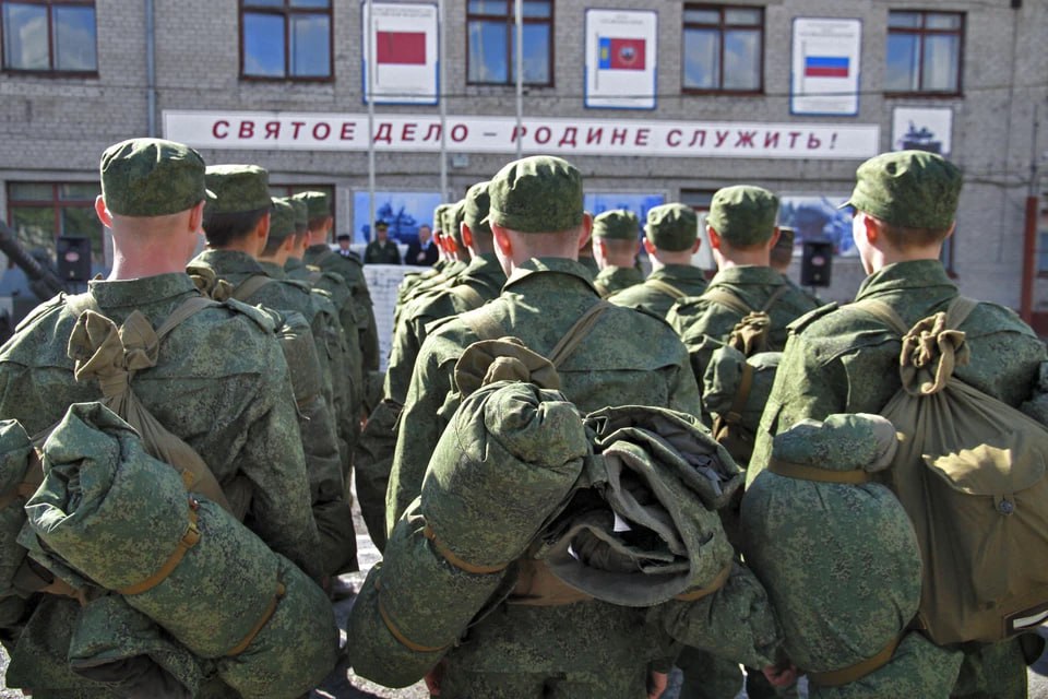 В Ростовской области на поддержку военных и их семей выделят около 10 миллиардов рублей. На заседании правительства региона под руководством врио губернатора Юрия Слюсаря решили направить дополнительно почти 20 миллиардов рублей на социальные нужды. Самая крупная сумма — около 10 миллиардов — пойдёт на поддержку участников СВО и их семей, включая компенсации за зубопротезирование. Кроме того, почти 1,7 миллиарда выделят на образование: капитальный ремонт школ и детсадов, закупку оборудования и индексацию зарплат педагогов. Здравоохранение получит более 870 миллионов — на лекарства для льготников, повышение зарплаты медперсоналу и обновление оборудования. Среди объектов — онкодиспансер, больница скорой помощи и центр нейрореабилитации детей. Около 6 миллиардов направят на сферу ЖКХ. Вопрос об изменениях бюджета теперь предстоит рассмотреть депутатам Заксобрания. Согласны? Скидывайте пост друзьям — пусть и они поделятся своим мнением. Подписаться Связь с редакцией