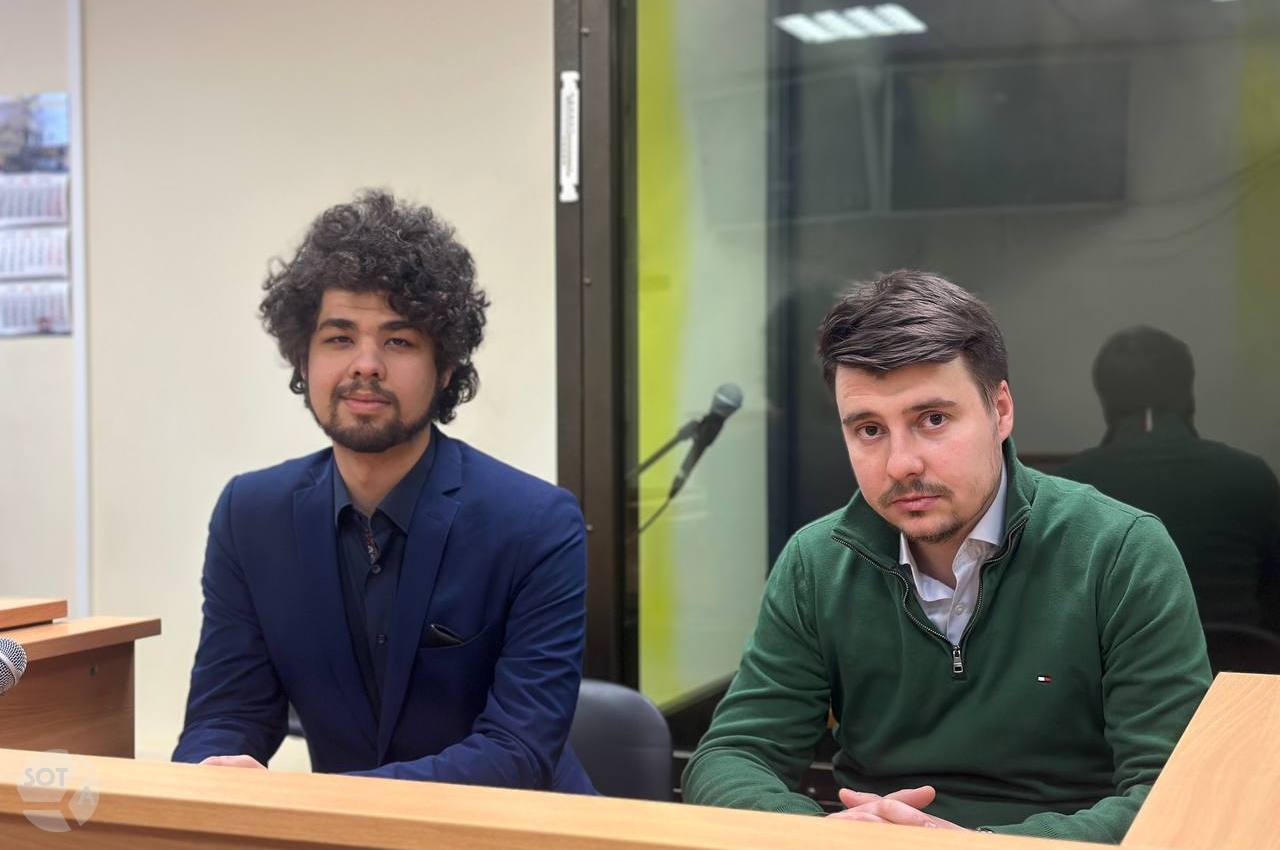 К 2 годам колонии поселения приговорили Гарри Азаряна по статье о фейках об армии РФ и публичном оправдании терроризма В 1 м Западном окружном военном суде прошел процесс по делу 23 летнего гражданина Казахстана студента СПбГУ Гарри Азарян передал наш корреспондент из зала суда Его обвинили по статье о пропаганде террористической деятельности По версии следствия на съезде участников группы Рабочая власть в январе феврале 2025 года Азарян выступил перед неопределенным кругом лиц публично оправдывая совершение насильственного захвата власти в России и совершение массовых убийств Прокурор Олеся Байдовская в прениях запросила для Азаряна 3 года колонии общего режима Судья Александр Хлуднев приговорил Азаряна к 2 годам колонии поселения Мужчину взяли под стражу в зале суда Ему зачтут срок содержания под стражей с учетом этого активист проведет в заключении 1 год и 3 месяца Студента политолога из Караганды Гарри Азаряна и еще девятерых студентов СПбГУ из Петербурга задержали в ходе обысков 15 мая 2025 года Одного из них по данным ОВД Инфо избили силовики Позже всех кроме Азаряна отпустили Ему вменили призывы к убийствам ради привлечения внимания к деятельности леворадикальной ячейки Рабочая власть А остальных участников собраний планировал использовать в качестве пехоты для проведения акций прямого действия По данным следствия именно участники Рабочей власти организовали в марте 2025 года резонансную акцию у главного здания СПбГУ подвесив на памятник графу Сергею Уварову манекен покровительницы науки Минервы и табличку с надписью Наука мертва На фотографии SOTAvision Гарри Азарян и адвокат Михаил Шиолашвили Подпишитесь на SOTAvision новости из России без цензуры и пропаганды