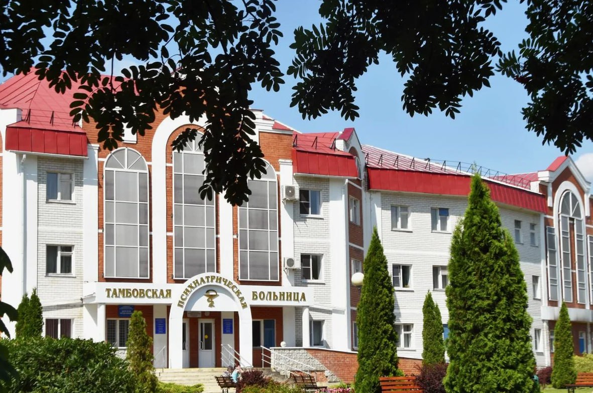 Пятеро пациентов Тамбовской психиатрической больницы пострадали при пожаре Источники утверждают что причиной возгорания мог стать поджог который совершили сами пациенты Огонь вспыхнул около полуночи в одной из палат По данным МЧС площадь возгорания составила 20 кв м из здания персонал больницы эвакуировал 49 человек до прибытия пожарных Shot сообщает что двое из пострадавших находятся в критическом состоянии Причину пожара сейчас устанавливают сотрудники МЧС и региональной прокуратуры Подписывайтесь на Подъём