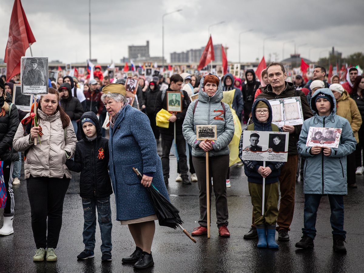 Акция «Бессмертный полк» пройдет в Нижегородской области в онлайн-формате, сообщили в правительстве региона. Жителям предложили разместить фотографии ветеранов на стеклах машин или на одежде, написать посты о героях своей семьи в социальных сетях с хештегом «нашБессмертныйполк». Организаторы соберут изображения, создадут видеоколлаж и опубликуют его на интернет-страницах «Бессмертного полка России». Фото: Михаил Солунин, Коммерсантъ Подписывайтесь на «Ъ-Приволжье» Оставляйте «бусты»