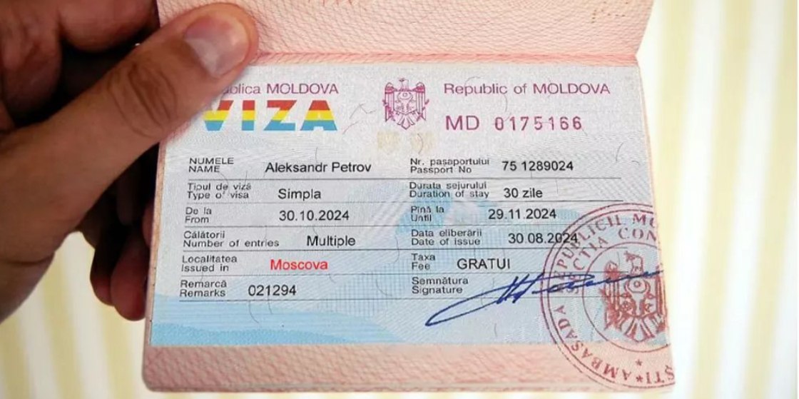 Молдова готовится разорвать безвиз со странами СНГ цена может быть высокой Правительство готовит денонсацию соглашения о безвизовом режиме со странами СНГ действующего с 1992 года После отмены гражданам России Беларуси Казахстана и др Для въезда в Молдову вероятно потребуется виза Последствия чувствительные ограничения ударят по трудовым мигрантам приграничному бизнесу и турпотокам Не исключены ответные визы в отношении граждан Молдовы Геополитически разрыв углубит дистанцию с Москвой и усилит ориентацию на Брюссель Но экономика и миграция Молдовы всё ещё тесно связаны с постсоветским рынком и цена разворота может быть высокой Подпишись на primulinmd