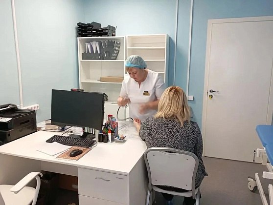 В Волгоградской области расширили сеть Центров здоровья Волгоградская область продолжает развивать систему профилактической медицины Еще два Центра здоровья начали работу на базе городской больницы 15 и поликлиники 3 в городе герое Волгограде Сюда направляют пациентов у которых в ходе диспансеризации выявили риски развития хронических заболеваний Для каждого обратившегося врачи разрабатывают индивидуальный план по улучшению здоровья сказали в областном комитете здравоохранения Южная служба новостей