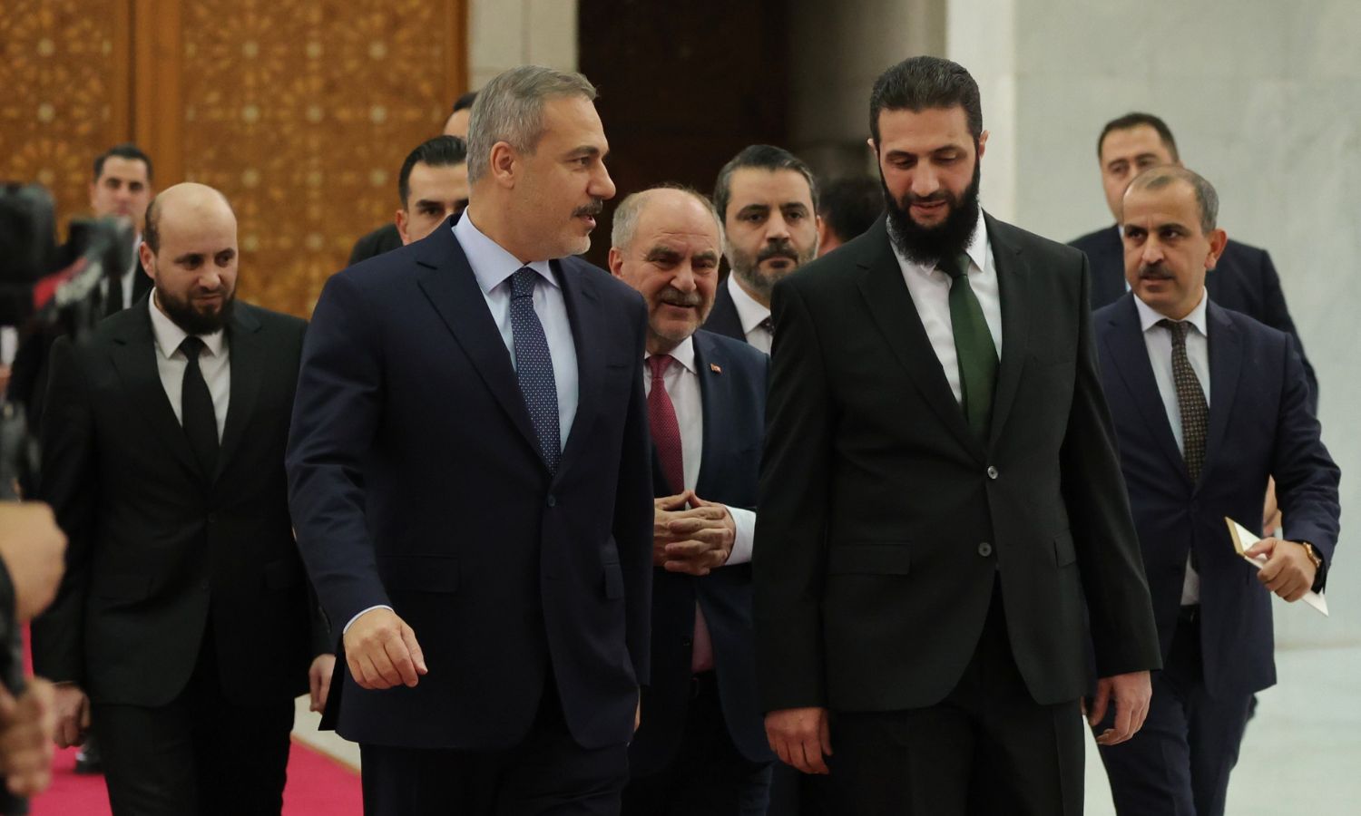 Министр иностранных дел Турции Фидан завтра посетит США где проведёт переговоры по региональным вопросам и двусторонним отношениям Президент Сирии Ахмед Шара также находится в США завтра он встретится с президентом Трампом в Белом доме Подписаться на канал Yeni Şafak на русском