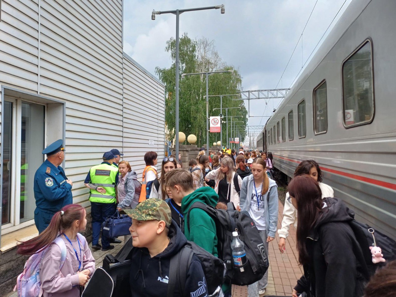 В Башкирию на отдых приехала первая группа детей из города Красный Луч Луганской Народной Республики. 96 ребят отдохнут в детском оздоровительном лагере «Дружба» Мелеузовского района. За время отдыха дети познакомятся с историей республики, ее традициями - министр просвещения Ильдар Мавлетбердин.