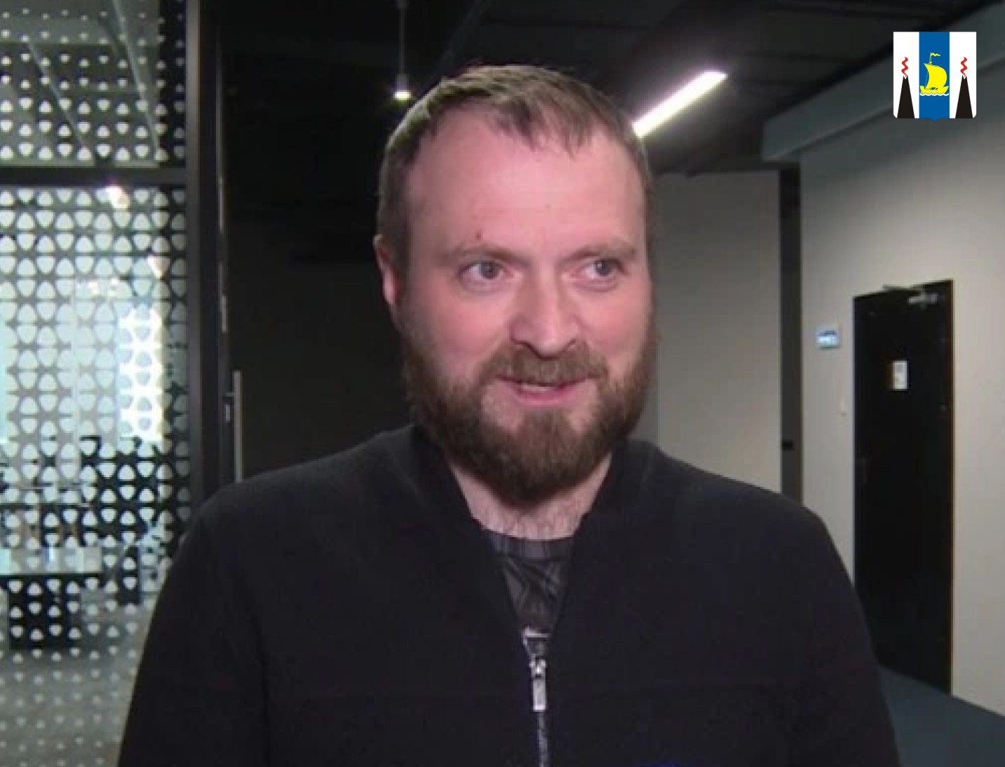 Участник Героев Сахалина и Курил написал дипломную работу о системе инцидент менеджмента Мушфик Алмазов заключил контракт с Минобороны еще в начале спецоперации а после получения ранения проходил реабилитацию в центральной части России По возвращении домой мужчина решил принять участие в программе Герои Сахалина и Курил Как отмечает Мушфик благодаря обучению он узнал много нового применимого к работе Я подошел к финишной прямой проекта с весомым багажом разноообразных знаний любезно предоставленным министрами и преподавателями Сахалинского государственного университета Очень интересно информативно объемно новые знания будут очень полезны в дальнейшей деятельности Общение с первыми лицами региона расширило мой кругозор и понимание работы которую они выполняют ее принципов и подходах к ней объяснил ветеран спецоперации Куратором Мушфика Алмазова является министр транспорта и дорожного хозяйства Максим Жоголев Его дипломная работа связана с системой инцидент менеджмента которая помогает   вычислять проблемные вопросы жителей региона среди обращений в соцсетях и на официальных страницах министров   направлять в соответствующие ведомства для дальнейшего решения На данный момент мужчина работает в коммерческой организации связанной со строительством Однако он не отрицает возможность перехода в сферу государственного управления   Кроме того мужчина также получает помощь и с адаптацией к мирной жизни Так его активно поддерживает сахалинский филиал фонда Защитники Отечества и волонтеры ему рассказывают о мерах соцподдержки и приглашают на различные мероприятия Программа Герои Сахалина и Курил инициирована губернатором Валерием Лимаренко Она направлена на помощь ветеранам СВО в освоении в мирной жизни и получении дополнительного образования С июня этого года в проекте участвовали 55 человек обучение подошло к концу 15 декабря Подписывайтесь на нас в MAX sakhgov