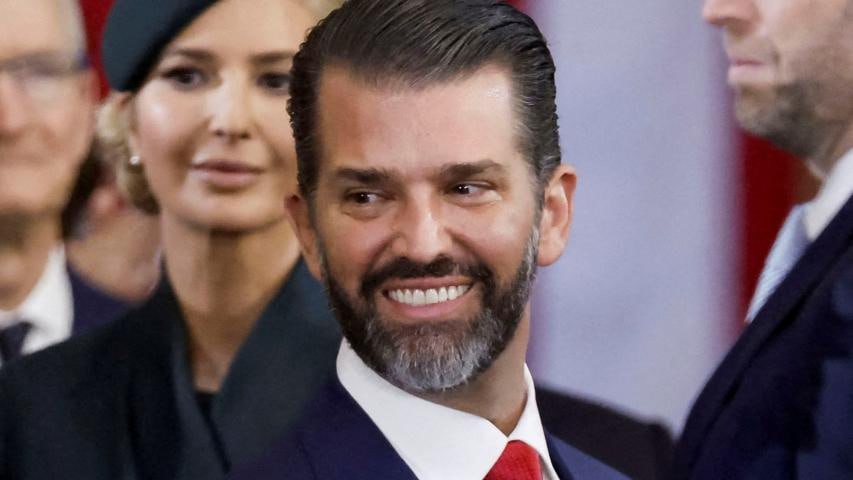Дональд Трамп – младший может сменить своего отца в кресле президента США Аналитики издания Hill назвали его в числе семи возможных преемников вместе с вице-президентом Джеем Ди Вэнсом, госсекретарем Марком Рубио и министром внутренней безопасности Кристи Ноэм. Также в списке присутствуют три губернатора и нет ни одного темнокожего политика. Подпишитесь на «Абзац» Добавьте «Абзац» в ленту «Дзена»