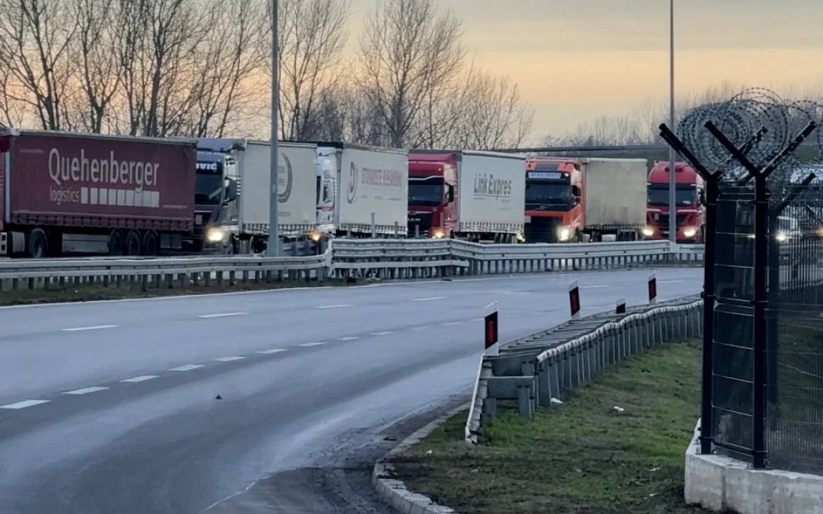 Перевозчики блокировали транспортные переходы к шенгенской зоне Перевозчики из Сербии Черногории и Боснии и Герцеговины вчера в полдень начали блокировать грузовые пограничные переходы с Шенгенской зоной По их словам это реакция на неадекватное отношение к профессиональным водителям и ограничения по пребыванию в странах Шенгена которые по их мнению затрудняют их работу Акция организована таким образом что блокада чередуется в сменах по восемь часов Перевозчики требуют начала переговоров с ЕС и изменения правил чтобы водителей могли считать трансграничными работниками а не обычными туристами Источник