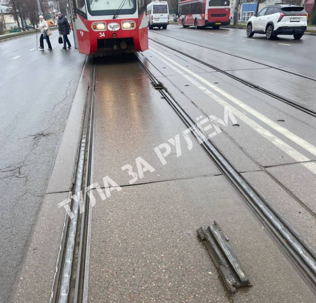 В Туле на Пролетарском мосту из за развалившегося полотна остановилось движение трамваев   newstula ru fn 1745970 html В Туле на Пролетарском мосту из за развалившегося рельсового полотна остановилось движение трамваев   Прислать новость Подписаться