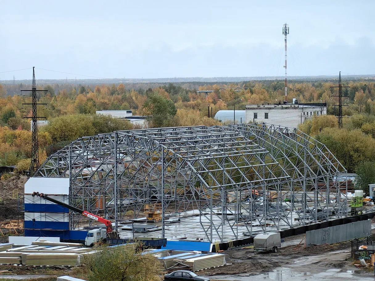 Физкультурно-оздоровительный комплекс строят на Карпогорской.   Здание будет еще одним корпусом спортивной школы №1. Здесь взрослые и дети смогут заниматься волейболом, баскетболом, мини-футболом и гандболом.   В городской администрации рассказали, что общая стоимость проекта составляет почти 100 млн рублей, еще 60 млн потребуется на благоустройство территории.     Архангельск №1   Прислать новость