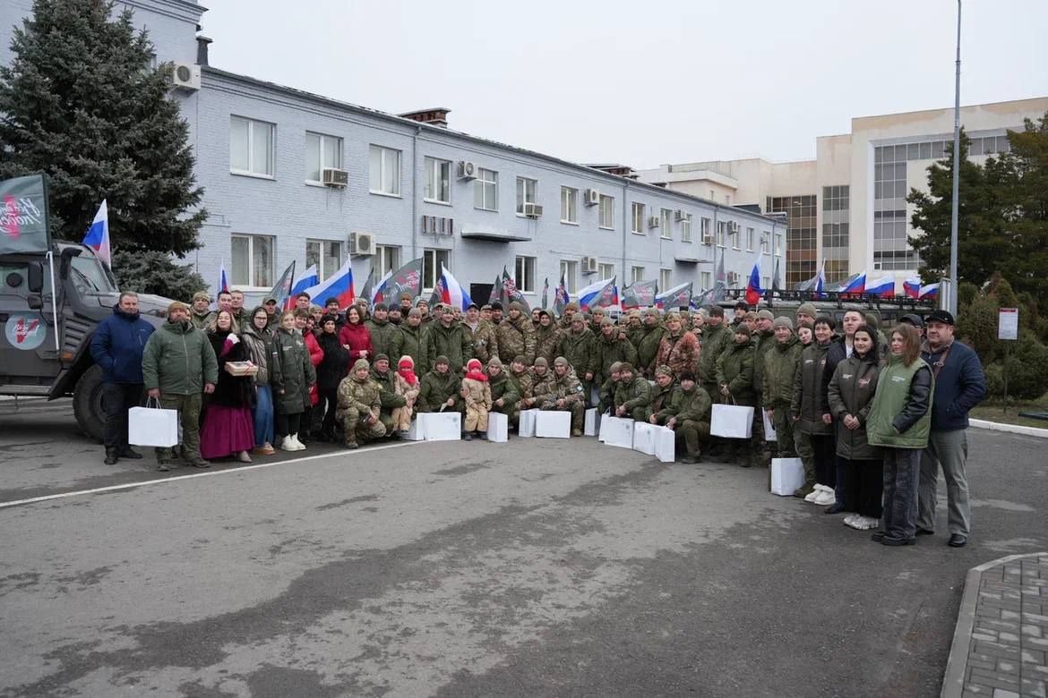 Щедрый подарок. Рекордную партию новых автомобилей передали бойцам СВО из Иркутской области. Это 86 машин, в их числе бронеавтомобиль «Буран». По видеосвязи участие в церемонии приняли губернатор Иркутской области Игорь Кобзев и руководитель регионального отделения Народного фронта Елена Зубун. Автомобили укомплектованы дополнительным комплектом шин, снаряжением, запасом ГСМ. Их получили бойцы из Иркутской области. От имени губернатора им вручили часы и новогодний подарок.