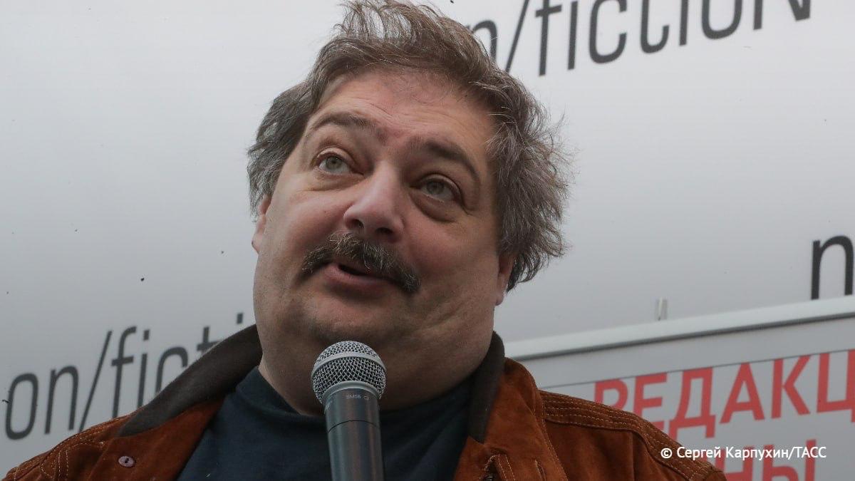 Прокурор запросил 7 лет для Дмитрия Быкова заочно Дело о распространении заведомо ложной информации о ВС РФ дошло до приговора сторона обвинения просит реальный срок хотя сам писатель в процессе отсутствует Сообщается из зала суда Символично и горько у нас книги на полках авторы в сводках Итог теперь за судом