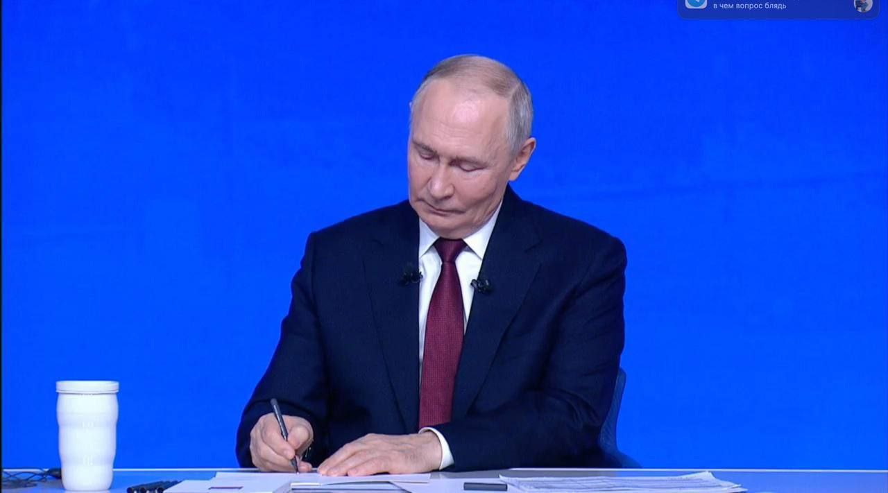 В ходе прямой линии Президент России Владимир Путин обозначил важные решения направленные на поддержку семей с детьми и развитие Дальнего Востока С 1 января будут введены дополнительные меры поддержки а дальневосточная ипотека станет доступной для всех многодетных семей независимо от возраста родителей а также для всех работников образовательных учреждений ДФО и Арктики Важно и то что программа распространится на вторичный рынок в тех городах где строительство многоквартирных домов ограничено для Холмского округа где сейчас ведётся строительство в рамках расселения аварийного жилья это особенно актуально Уже больше года по решению губернатора Валерия Лимаренко дальневосточная ипотека доступна ветеранам специальной военной операции под 2 годовых с первоначальным взносом от 20 и лимитом до 9 млн рублей Эти условия дают нашим защитникам и их семьям реальную возможность приобрести современное и комфортное жильё Кроме того в Сахалинской области готовятся дополнительные региональные меры участники СВО и их семьи смогут выбрать бесплатный земельный участок под ИЖС или единовременную денежную выплату при его отсутствии Такой комплексный подход ещё раз подтверждает поддержка семей и улучшение качества жизни людей особенно на Дальнем Востоке остаются безусловным приоритетом государственной политики