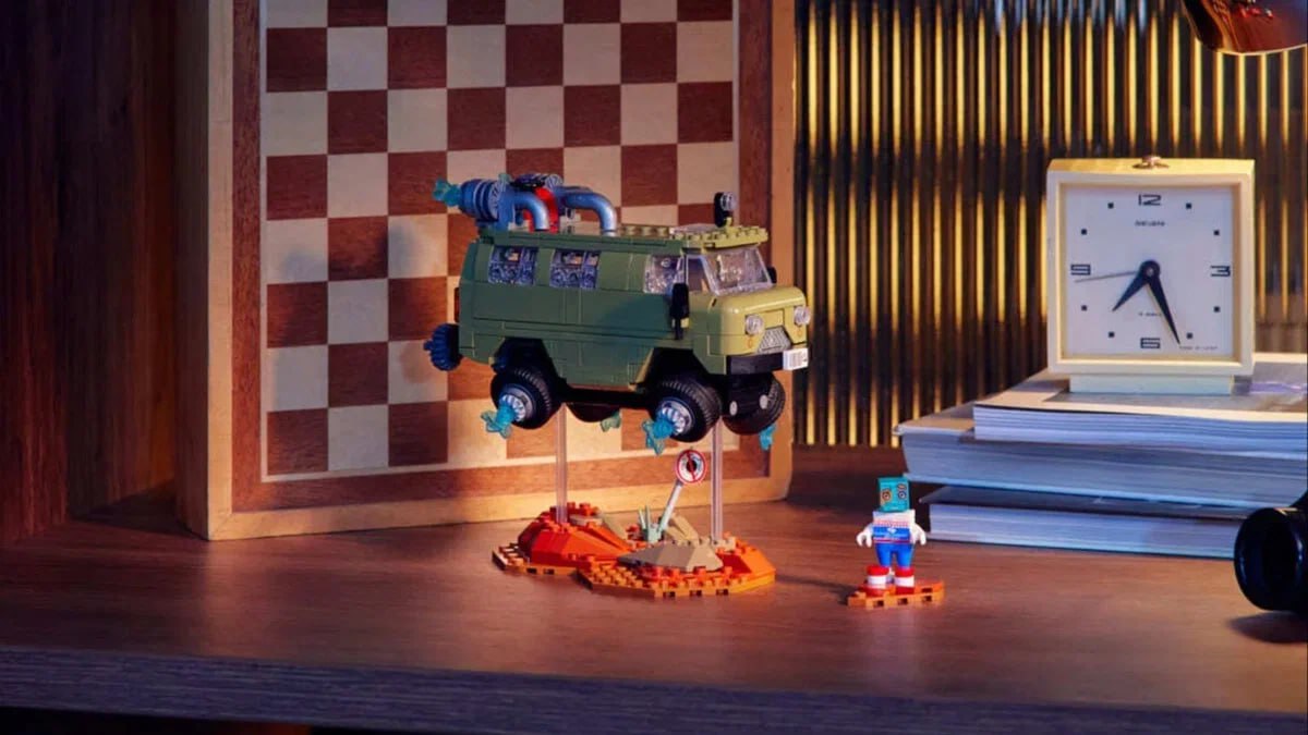 Российский аналог Lego открывает первые торговые точки корнеры бренда Рубрик до 1 ноября появятся в торговых центрах Москвы Екатеринбурга и Уфы пишут Ведомости До конца 2026 года компания рассчитывает открыть почти сотню магазинов Производство детских конструкторов под брендом Рубрик запустили в мае 2024 года Его основателями стали фаундер биотех стартапа Longevica Айнар Абдрахманов и топ менеджер Ozon Олег Дорожко Необходимость запуска бренда Абдрахманов объяснил запросом со стороны покупателей и истечением сроков охраны патентов Lego в России