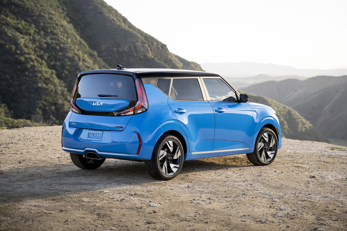 Kia прекратит производство кроссовера Soul в США Выпуск остановят уже в октябре Соответственно по исчерпании запасов товарных машин у дилеров прекратятся и продажи модели в Штатах Пока не уточняется затронет ли это решение глобальный рынок но издание Motor1 предполагает что Soul стал жертвой нынешней модельной политики Kia которая подразумевает увеличение числа батарейных машин Kia Soul появился ещё в 2008 году и в течение ряда лет выпускался в нескольких странах одновременно включая Россию Сейчас на рынке присутствует третье поколение Только в США по состоянию на сегодняшний день было реализовано более 1 5 миллиона экземпляров Soul autoruonline