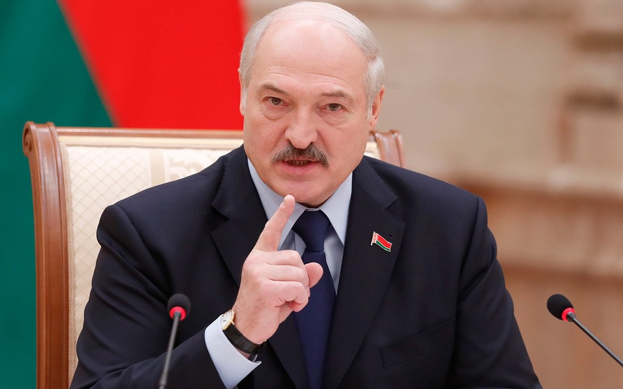 Лукашенко сообщил, что Беларусь не планирует входить в состав других государств Мы учимся самым передовым технологиям. В этом смысл всей нашей жизни. Если не будем создавать объекты будущего, мы будем постоянно уязвимы, и будете на кухне шушукаться: "В какой состав мы войдём завтра? В какую страну, внутрь, войдём?" Мы никуда не собираемся входить, мы всегда будем стоять рядом, но, чтобы стоять рядом, мы должны быть интересны тем, кто с нами рядом — заявил Лукашенко.
