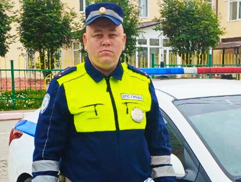 Госавтоинспектор из Сухиничей спас пожилого водителя   В Сухиничах произошло ДТП на улице Кравченко. Пострадавших в нем не было. Но, приехав на место аварии, старший лейтенант полиции Евгений Булдыгеров и лейтенант полиции Сергей Баранов заметили возле машины лежащего без сознания мужчину. Операция по его спасению началась незамедлительно.