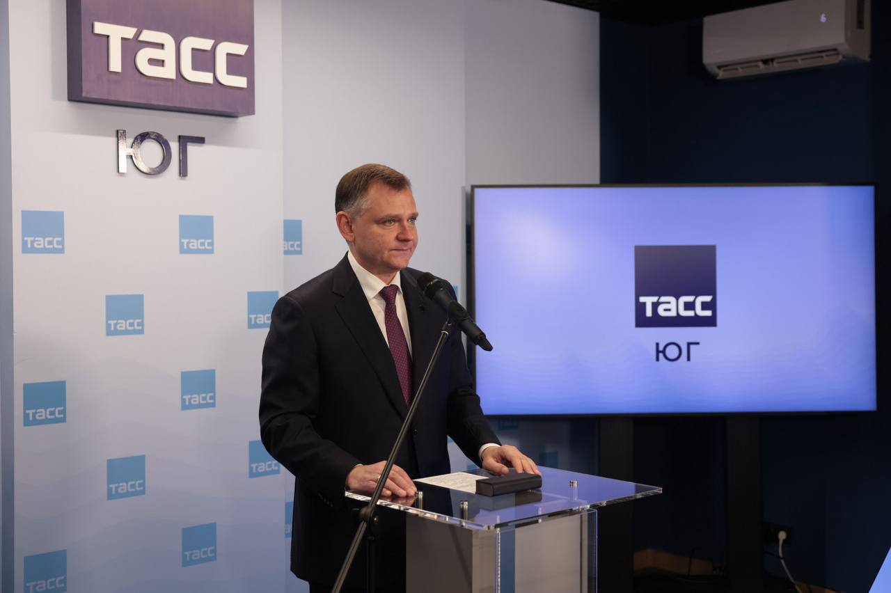 На Дону открылся региональный инфоцентр ТАСС Юрий Слюсарь поздравил коллектив В Ростове на Дону открылся региональный информационный центр ТАСС Он стал первым местом которое Юрий Слюсарь посетил в должности губернатора Ростовская область это регион где происходит множество важных событий где бурлят информационные потоки И инфоцентр ТАСС давно должен был здесь появиться сказал Юрий Слюсарь Гендиректор ТАСС Андрей Кондрашев отметил что центр станет площадкой для власти бизнеса и СМИ чтобы формировать объективную информационную повестку ТАСС старейшее информационное агентство России отсчитывающее свою историю с 1904 года Сегодня ТАСС одно из крупнейших информационных агентств России выпускающее тысячи новостей в сутки на разных языках ДОН 24