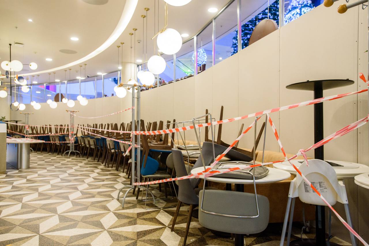 Бизнес в Петербурге стали чаще наказывать приостановкой работы За год в Петербурге приостановили деятельность почти 50 компаний нарушителей В последние 3 года в Северной столице растёт количество протоколов об административных правонарушениях санкции по которым предусматривают приостановку деятельности юрлица Так в 2023 году в суды города на Неве поступило 37 таких протоколов а на конец 2025 го их число увеличилось до 77 В 2025 м количество решений судов о приостановке деятельности сохранилось практически на уровне 2024 года 47 и 52 постановления соответственно В 2023 году петербургские суды вынесли всего 22 подобных решения Такие данные по запросу ДП представила глава объединённой пресс службы судов Петербурга Дарья Лебедева Подробнее читайте в новом материале Делового Петербурга Сергей Ермохин ДП Подписаться на ДП в Telegram MAX