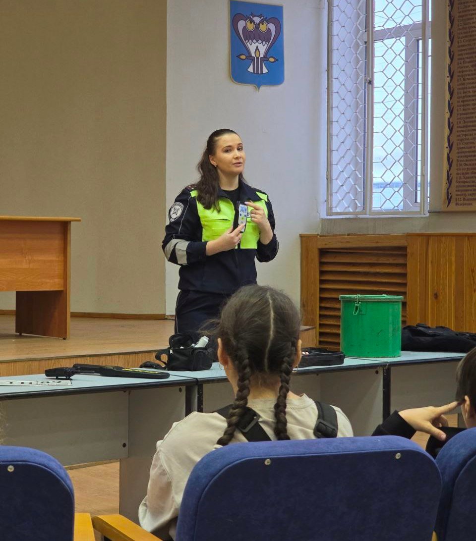 ‍ В Новом Уренгое школьники посетили отдел Госавтоинспекции.  27 ноября автоинспекторы организовали для учащихся средней школы «Перспектива» познавательную экскурсию. Школьники познакомились с профессией сотрудника Госавтоинспекции и осмотрели специальные средства, которыми пользуются правоохранители во время несения службы. Особый интерес у ребят вызвал патрульный автомобиль.   Помимо экскурсионной части, со школьниками была проведена профилактическая беседа о соблюдении Правил дорожного движения.     #мвдроссии #полиция #гибддянао #гибдд #янао #новыйуренгой